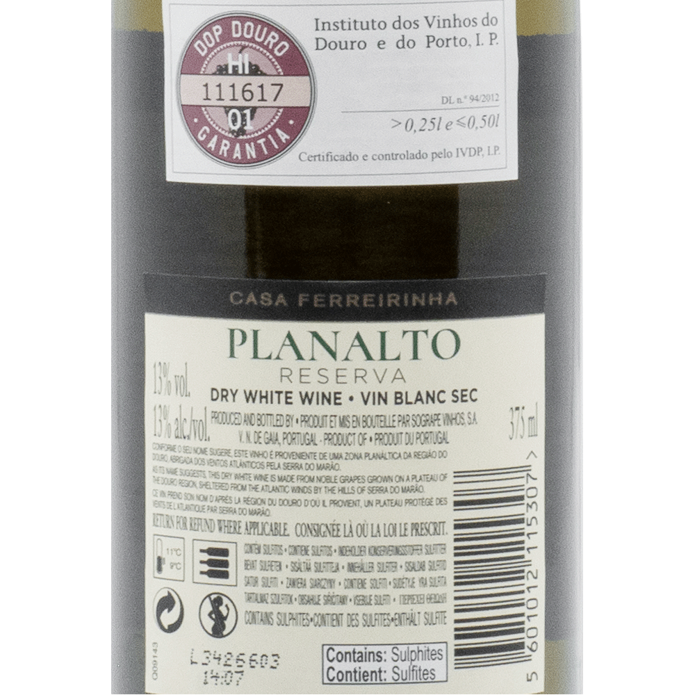 Planalto white wine bottle label showing bright greenish color and complex aroma notes of tropical and white fruits.