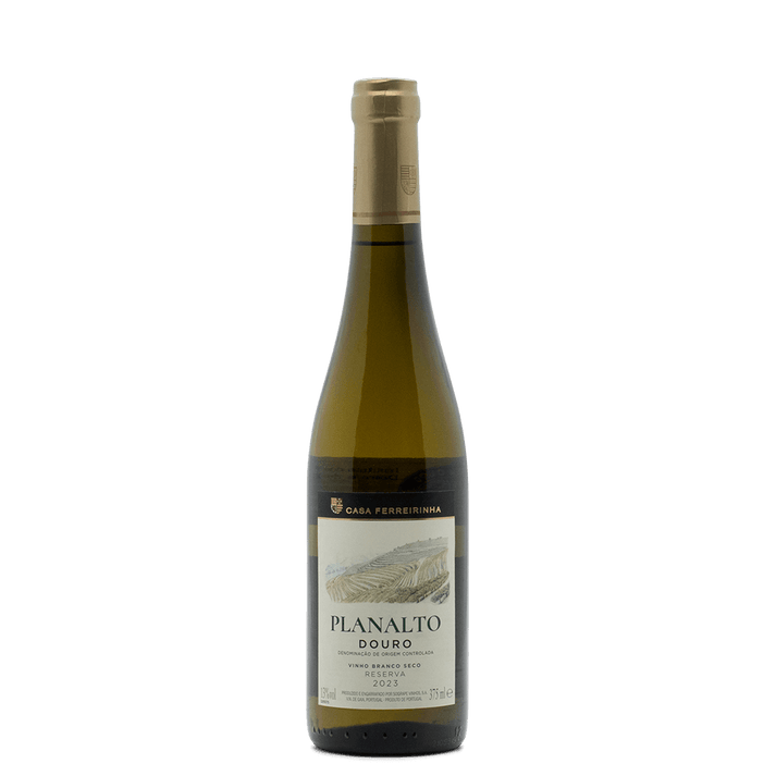 Planalto Douro wine bottle featuring bright greenish color and complex tropical aroma notes.