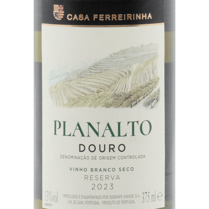 Planalto 2023 white wine bottle featuring a bright greenish color and complex tropical fruit aroma.