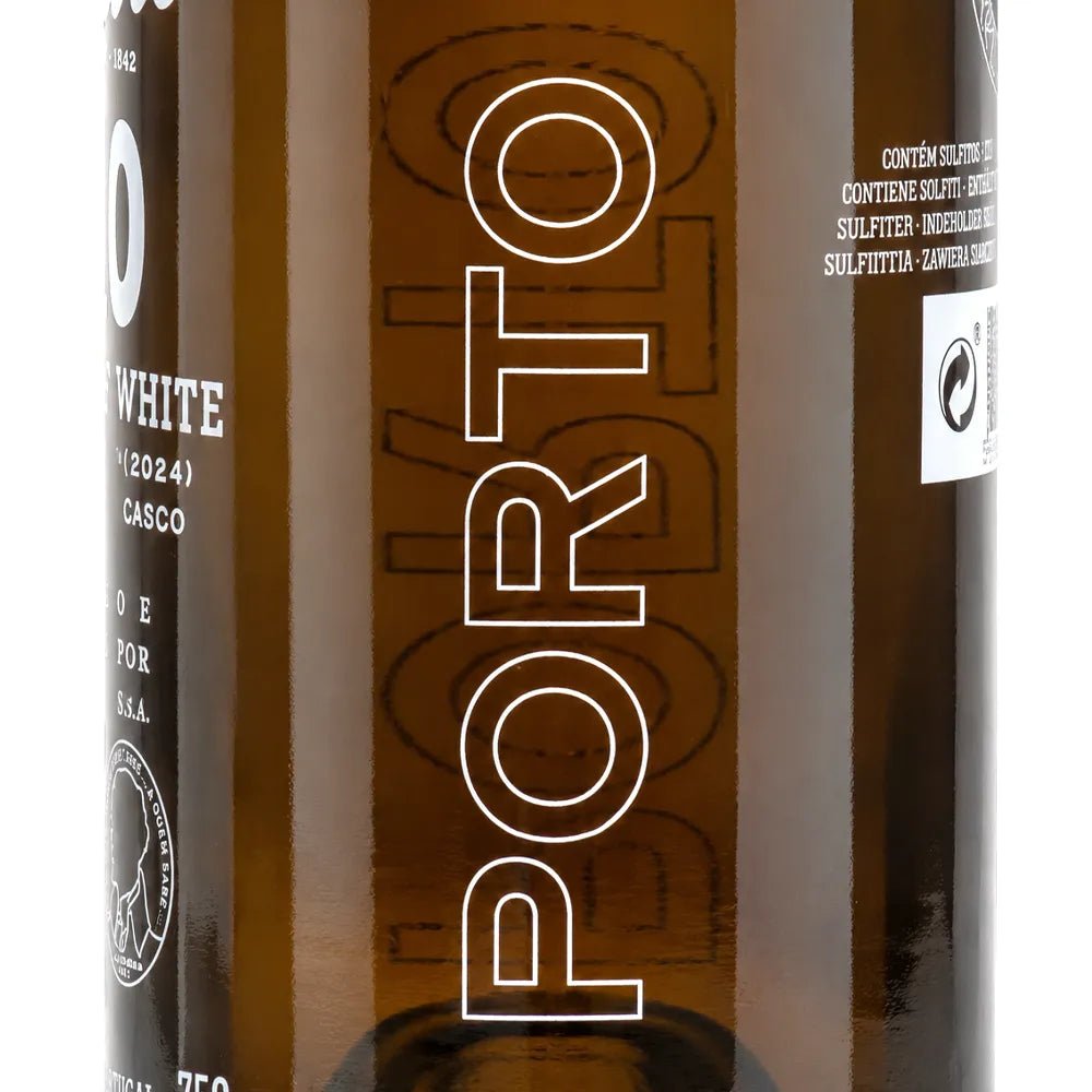 niepoort-white-port-Close-up of a dark brown glass wine bottle with large white outlined vertical text reading PORTO on a white background.