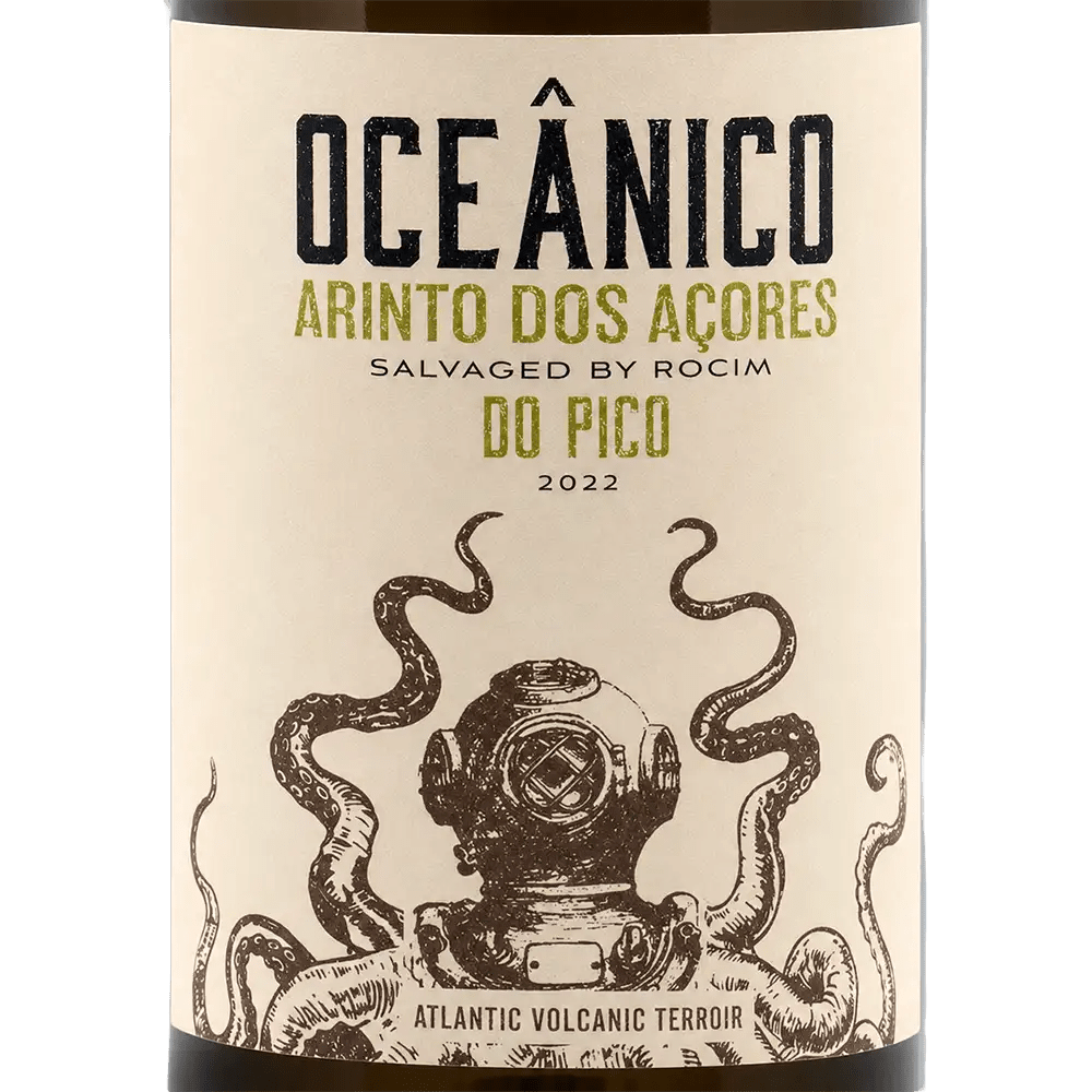 Wine bottle label with 'Oceánico' branding and vintage design elements.