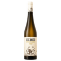 Wine bottle with 'Oceánico' label on a white background