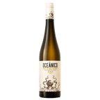 Wine bottle with 'Oceánico' label on a white background