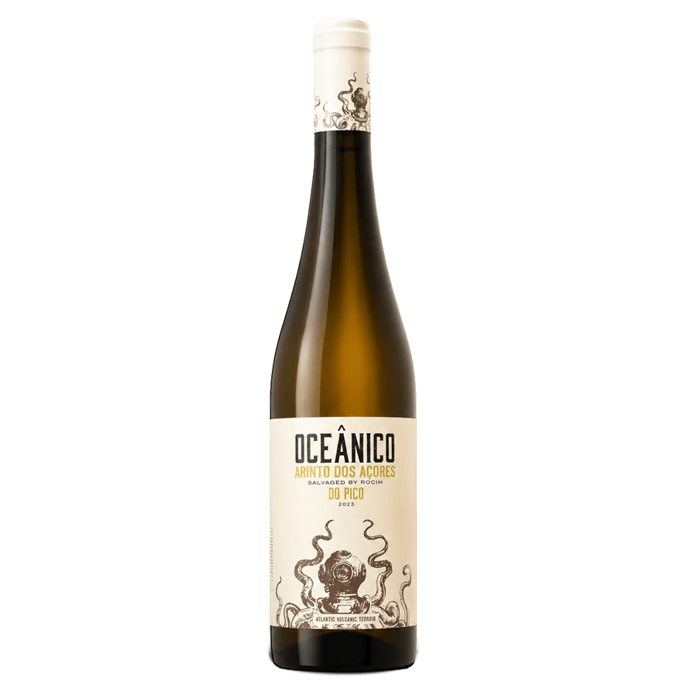 Wine bottle with 'Oceánico' label on a white background