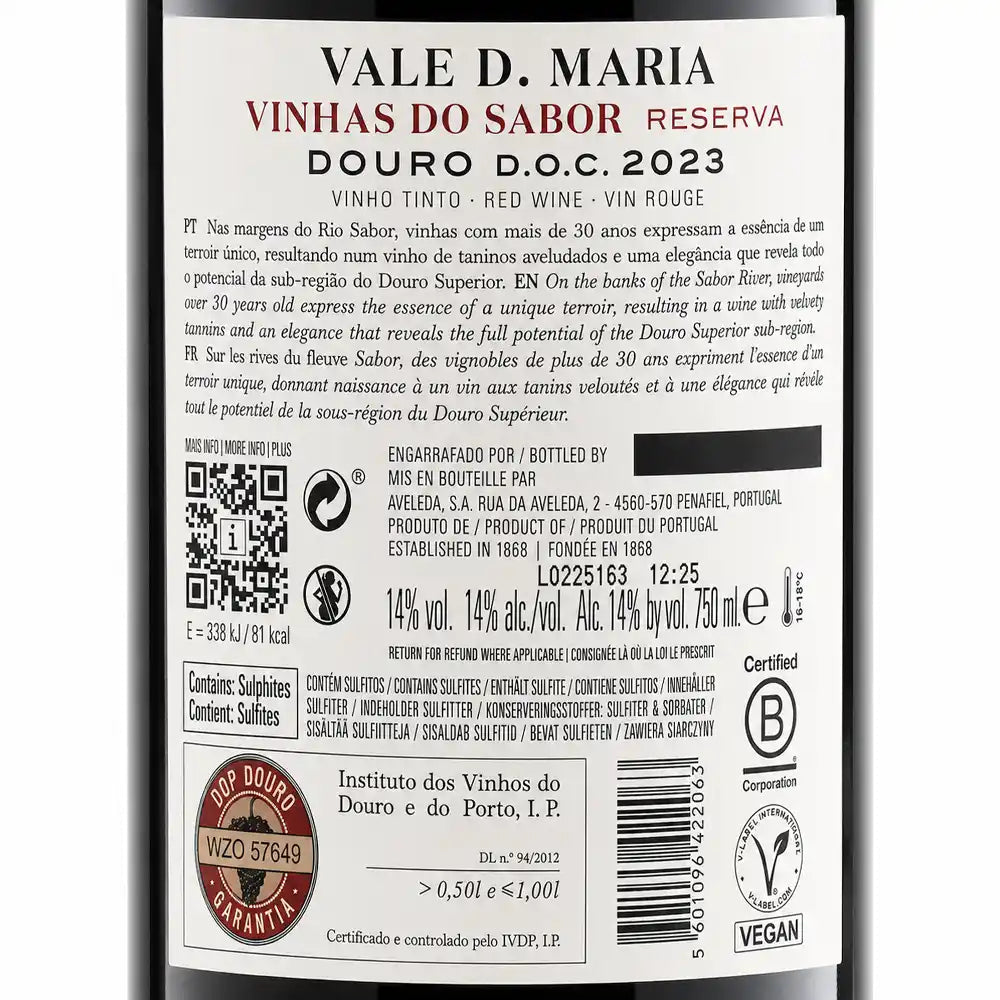 The back of a Vale D. Maria Vinhas do Sabor Reserva Douro 2023 red wine bottle, showing detailed Portuguese product information, ingredients, allergens, and certification logos on a black background.