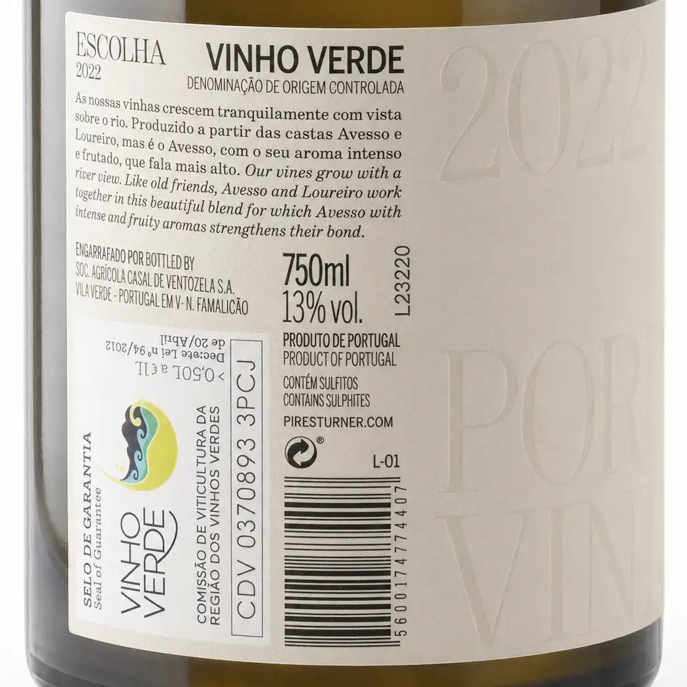 Close-up of a wine bottle label for Vinho Verde from the brand Preisturner, showing product details, barcode, and Portuguese text on a dark bottle background.