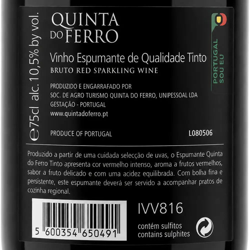 Close-up of a wine bottle label reading 'QUINTA DO FERRO' and 'Vinho Espumante de Qualidade Tinto' with Portuguese text, barcode, and product code on a black label.
