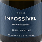 Wine bottle label with 'Génese Impossível' text on a dark background