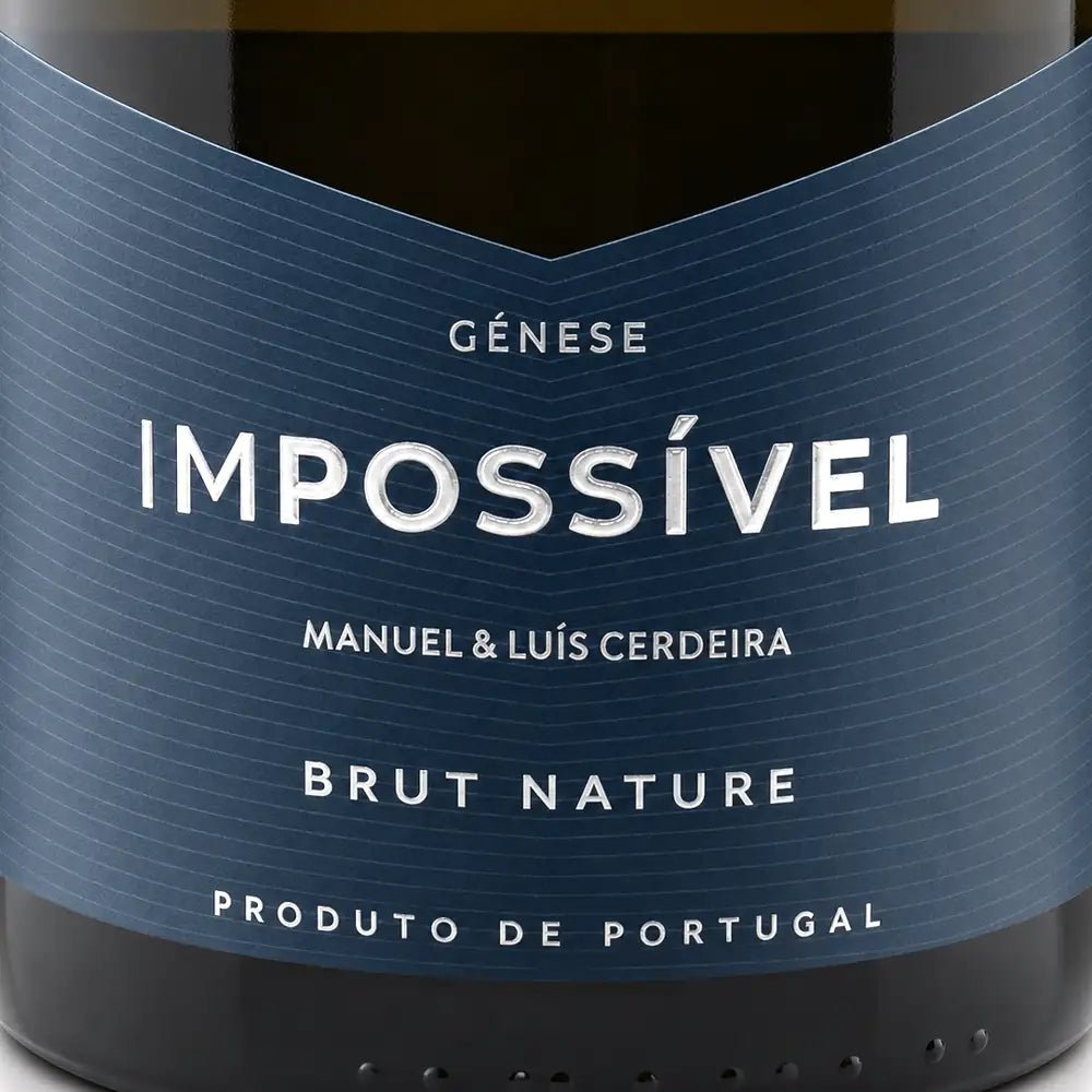 Wine bottle label with 'Génese Impossível' text on a dark background