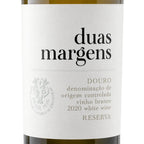 A close-up of a wine bottle label reading 'duas margens' with additional text 'Douro denominação de origem controlada vinho branco 2020 white wine RESERVA'.