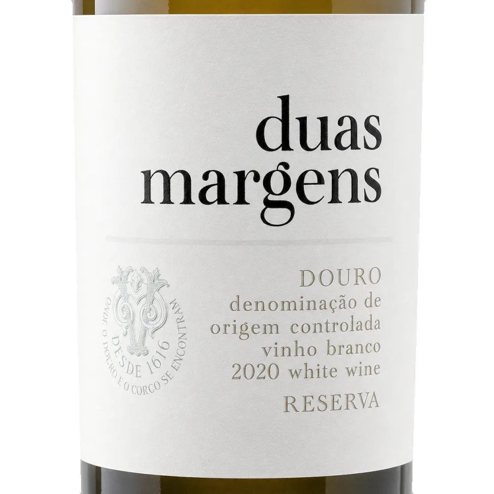 A close-up of a wine bottle label reading 'duas margens' with additional text 'Douro denominação de origem controlada vinho branco 2020 white wine RESERVA'.