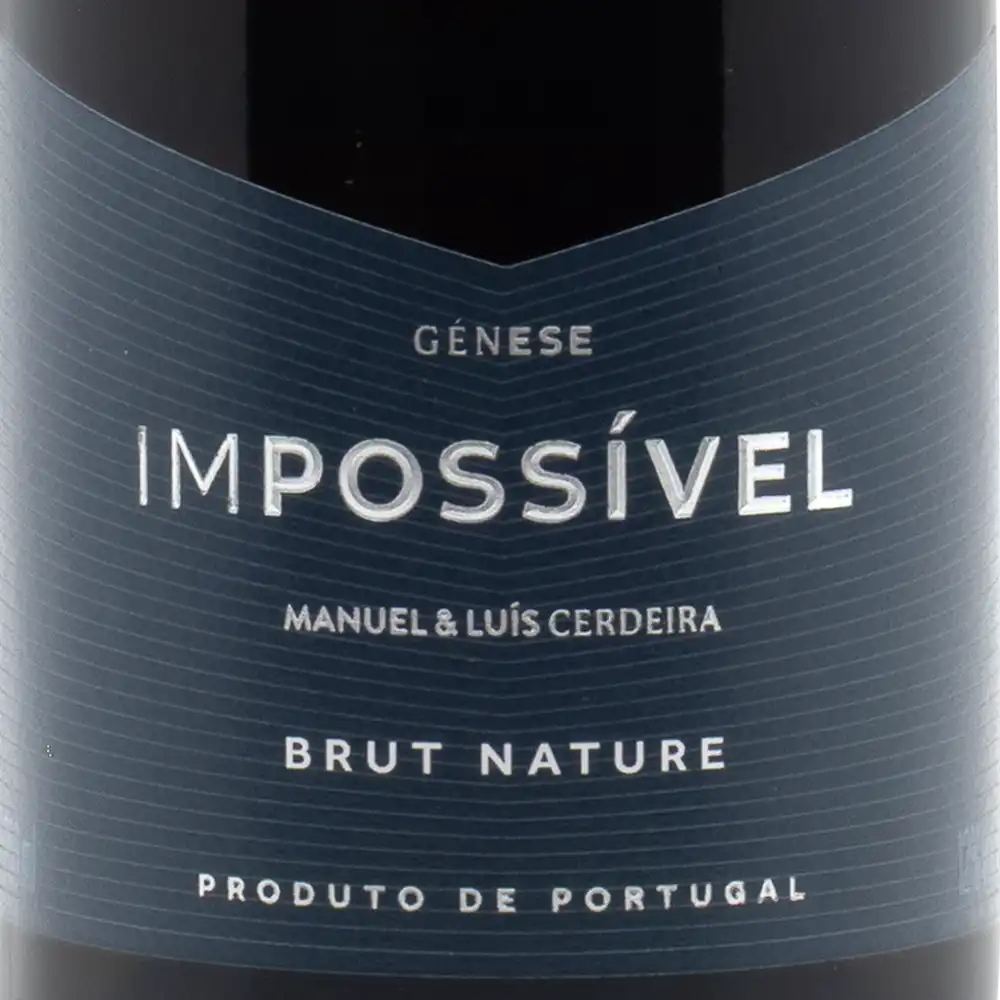Wine bottle label with 'Génese Impossível' text on a dark background