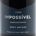 Wine bottle label with 'Génese Impossível' text on a dark background